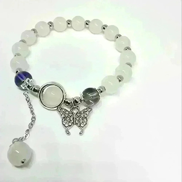 NWOT Beautiful White Bead Stretch Bracelet with Butterfly Pendant - Picture 1 of 2
